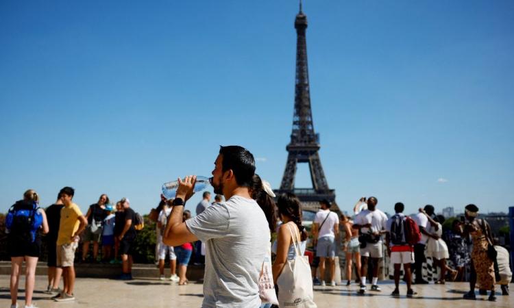 Turista americana é estuprada em banheiro público no centro de Paris