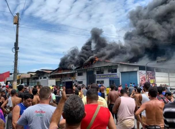 Incêndio no Ceasa do Rio de Janeiro causa tumulto e lojas são saqueadas