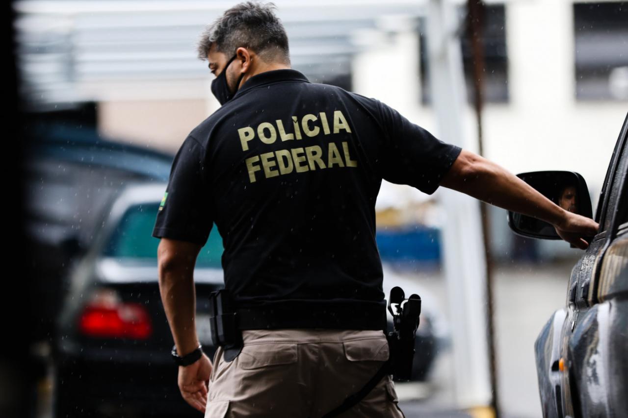 Miliciano de 21 anos, foragido, é preso pela Polícia Federal no Rio de Janeiro