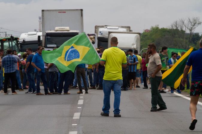 Caminhoneiros fazem protestos em 17 rodovias de 5 Estados do país
