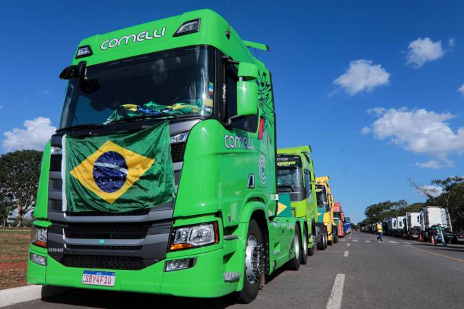 Manifestações a favor do Exército continuam em Brasília mesmo após fortes chuvas