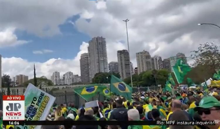 Manifestantes voltam a se reunir em frente a bases militares para protestar contra processo eleitoral