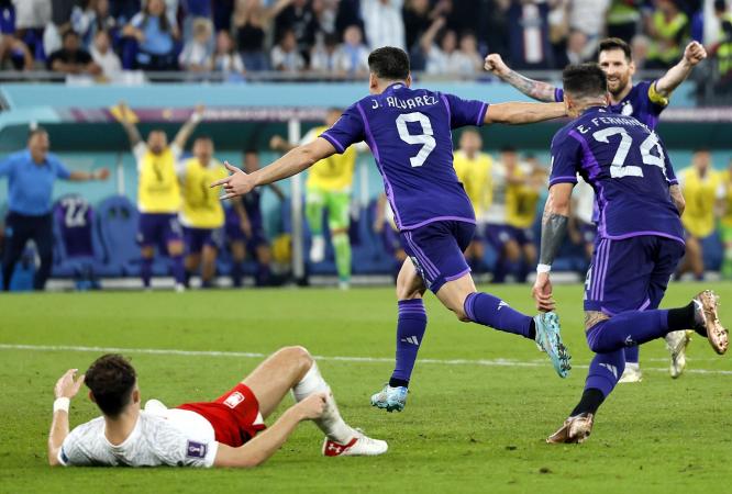 Messi perde pênalti, mas Argentina vence a Polônia e está classificada às oitavas de final