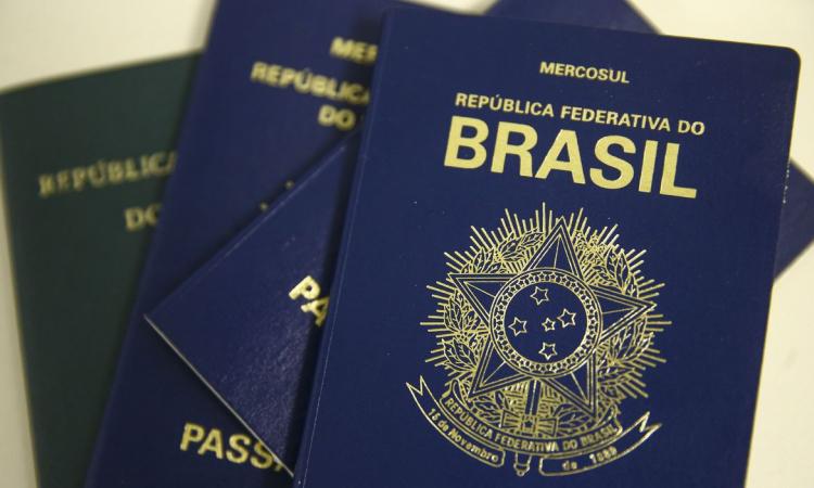 Fila para emissão de passaporte chega a 100 mil pessoas, diz Polícia Federal