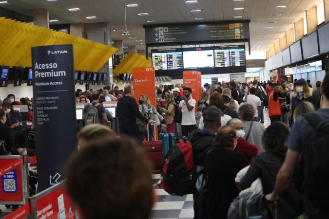 Greve dos aeronautas entra no terceiro dia sem negociação entre sindicato e empresas
