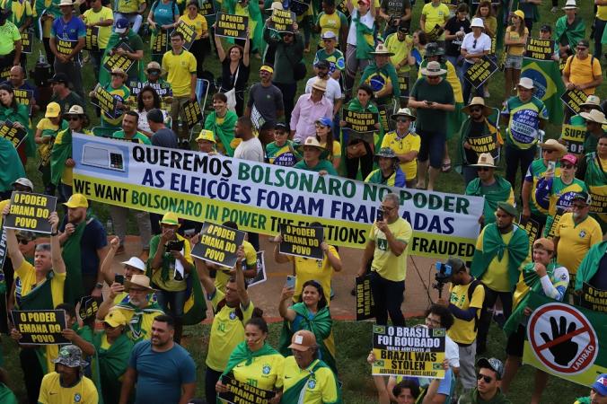 Manifestantes se reúnem no Palácio do Alvorada antes da diplomação de Lula