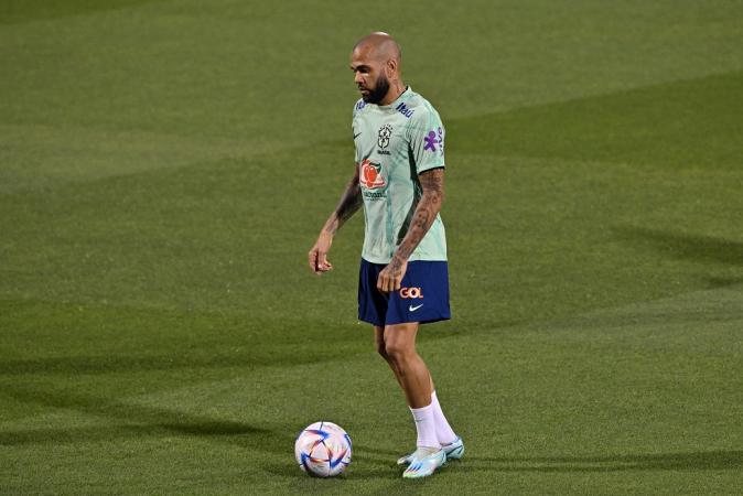 Advogado de Daniel Alves explica mudança de versões do jogador em depoimentos
