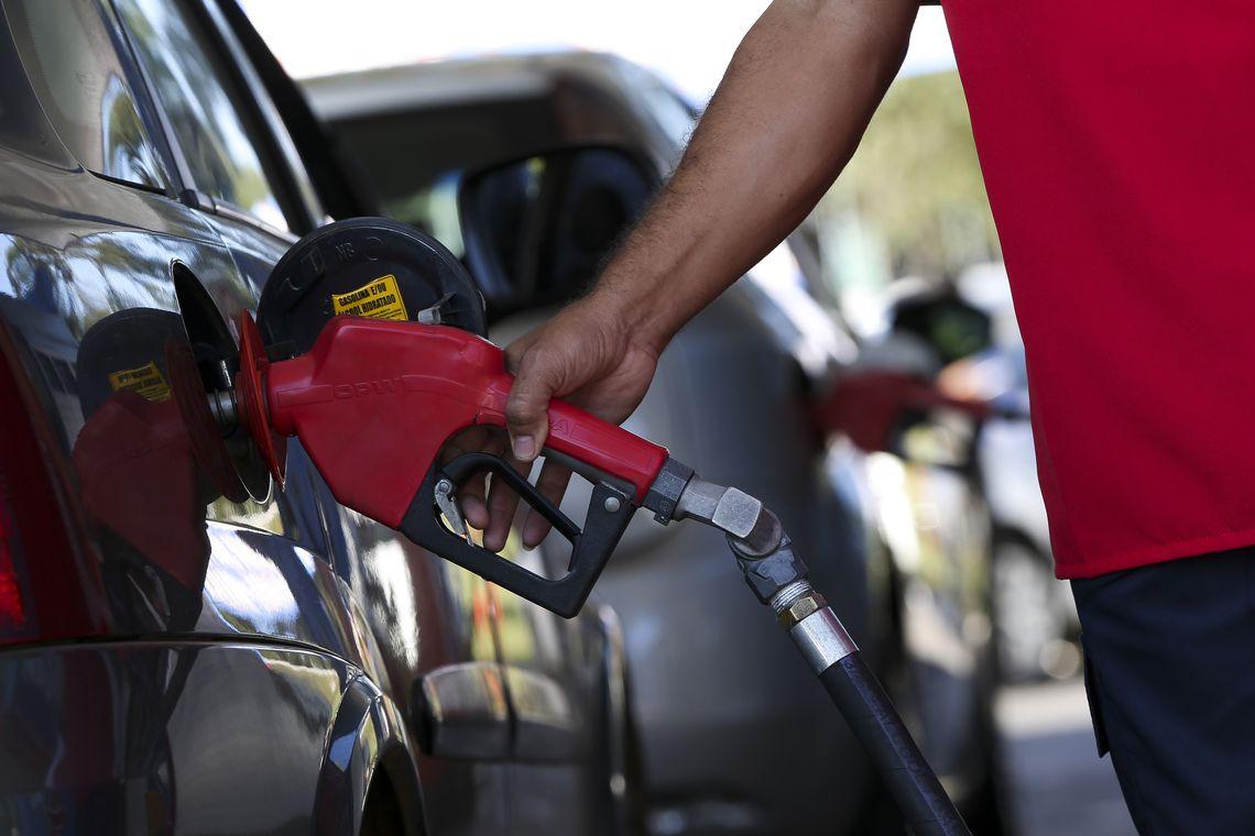 Gasolina sobe 3,2% na primeira semana do ano e fica acima dos R$ 5,00