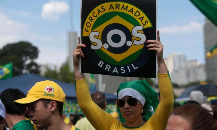 Manifestantes permanecem mobilizados em quartéis do exército contra Lula mesmo após a posse
