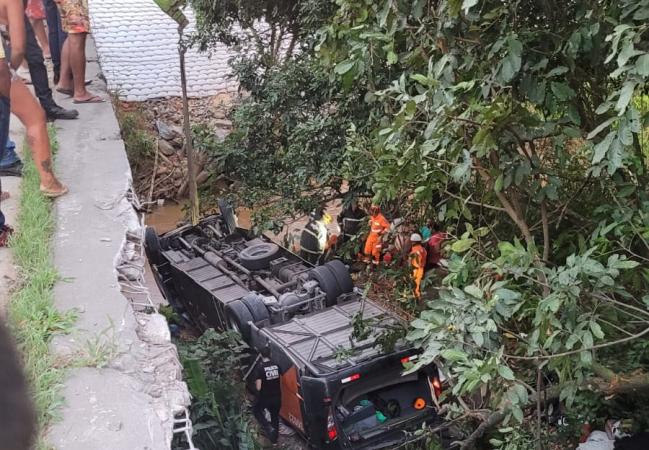 Ônibus que transportava time de futebol cai de ponte e deixa quatro mortos em Minas Gerais