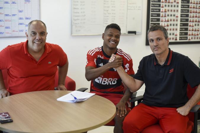 Flamengo renova com Matheus França e coloca multa de R$ 1 bilhão