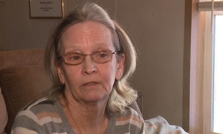 Mulher acha R$ 75 mil na rua, devolve e recebe mais que o dobro de recompensa