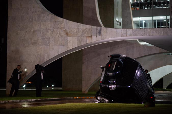 Carro cai no espelho d’água do Palácio do Planalto
