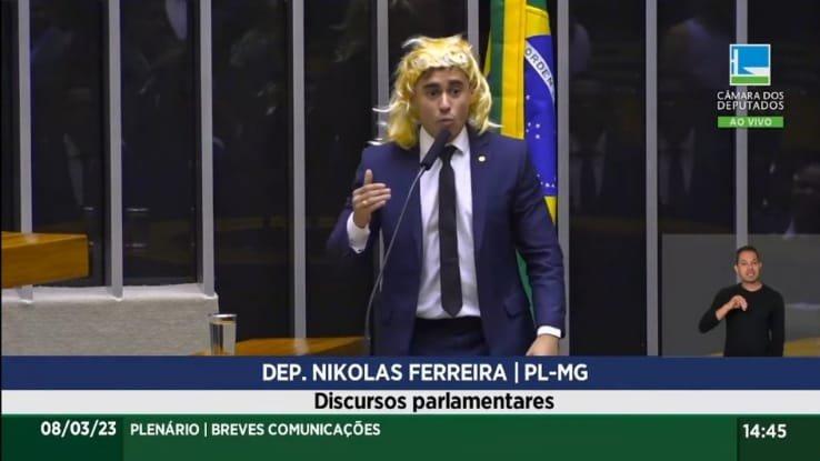 No Dia da Mulher, Nikolas discursa de peruca na tribuna da Câmara: ‘Deputada Nicole’
