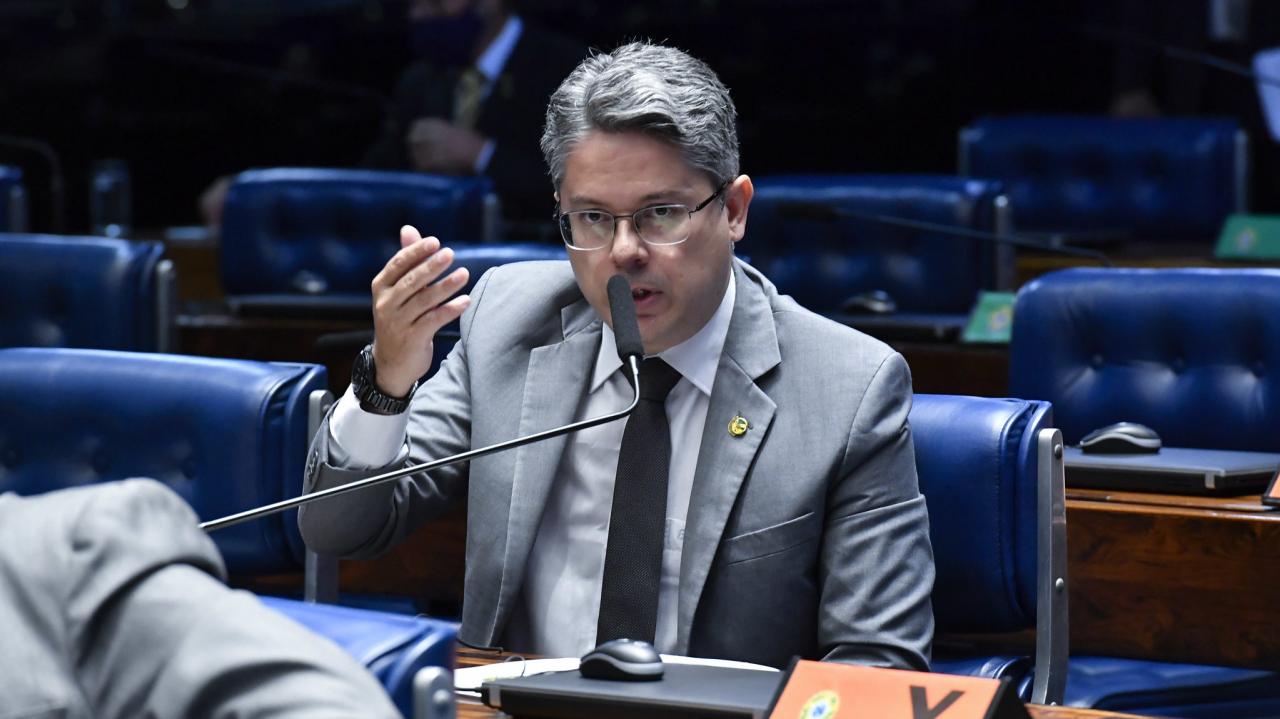 Nunes Marques dá 10 dias para que Arthur Lira explique tramitação de MPs
