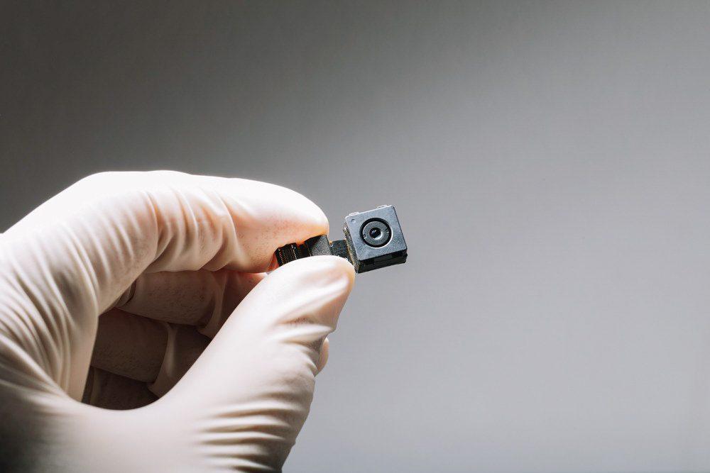 Canadense encontra câmera escondida em banheiro de Airbnb: “Envergonhada”