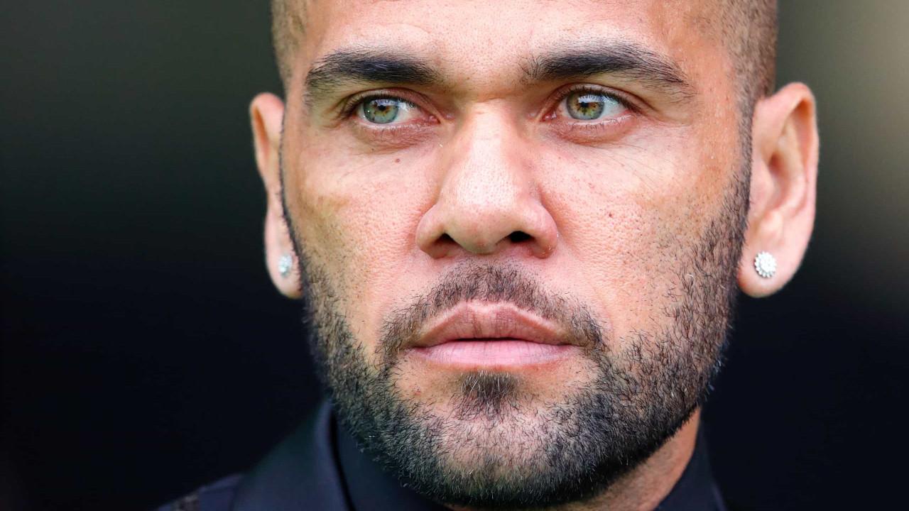 Daniel Alves presta novo depoimento e cita a ex-esposa para justificar mudanças no relato