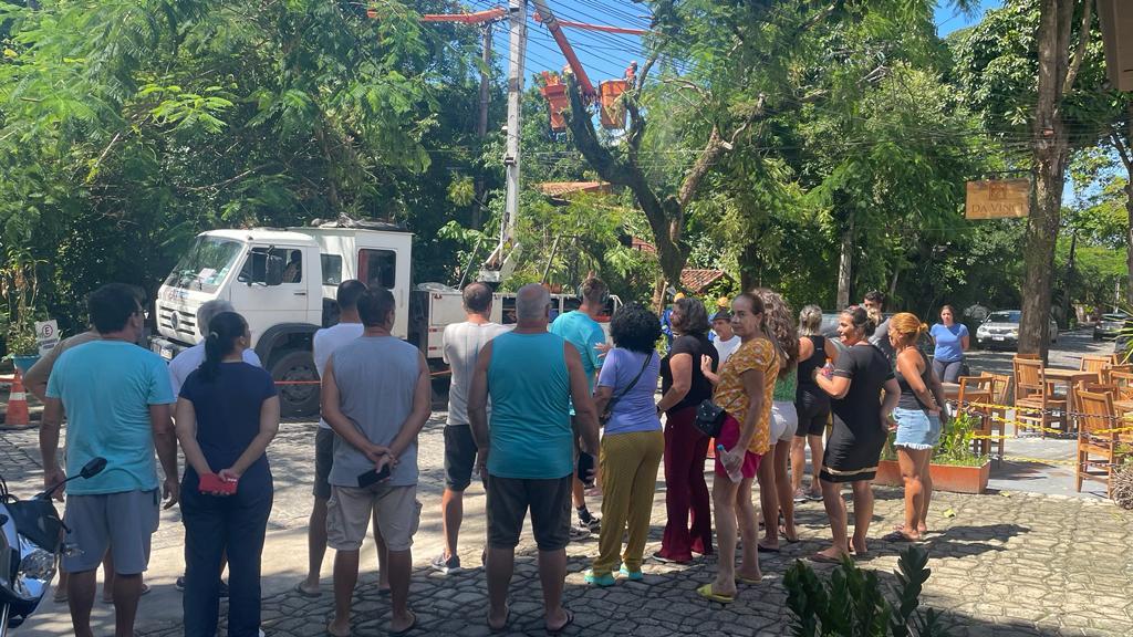 Empresários de Arraial D´ajuda se manifestam contra Coelba e os serviços públicos