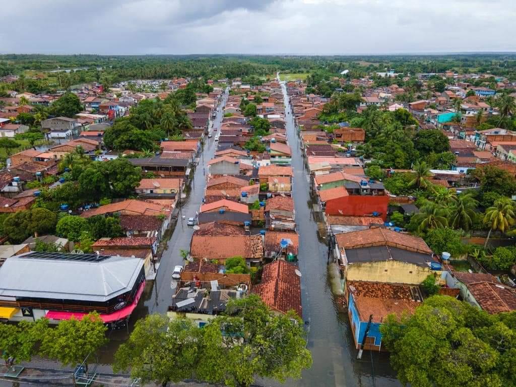 Fortes chuvas causam alagamentos e deslizamentos no litoral da Bahia