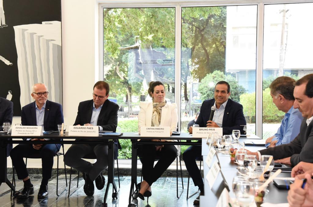 Bruno Reis participa de reunião de prefeitos no Rio de Janeiro sobre crise nacional do transporte