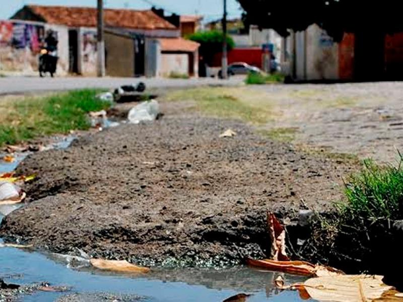 Quase metade das casas na Bahia não têm rede de esgoto; mais de 770 mil não possuem água potável