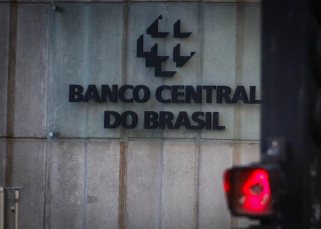 Banco Central eleva risco de inflação estourar a meta em 2023, mas aumenta projeção do PIB