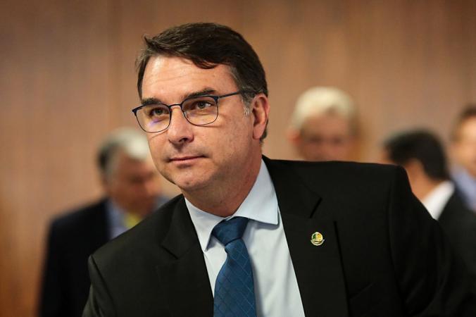 Flávio promete trabalhar ‘até o fim’ para tornar Bolsonaro elegível