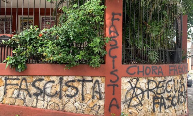 Casa de coordenadora do MBL amanhece pichada em SP: ‘Recua, fascista’