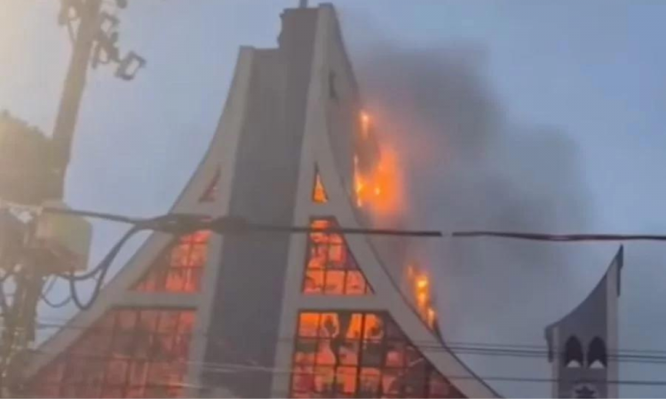 Igreja pega fogo após ser atingida por um raio na Grande SP