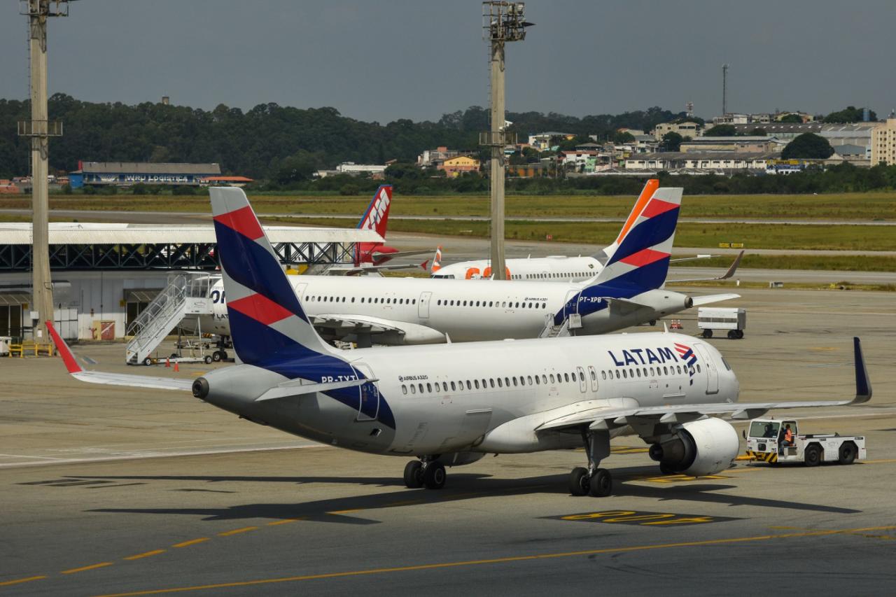 CEO da Latam joga responsabilidade de atrasos de voos em eventos climáticos e pede paciência
