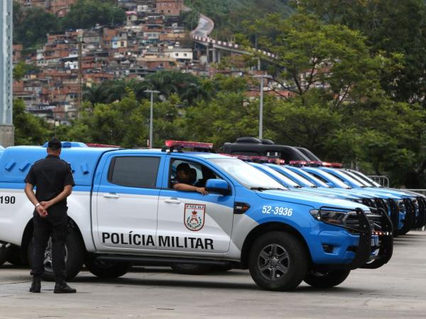 Adolescente pega arma do pai e atira acidentalmente na cabeça de amigo