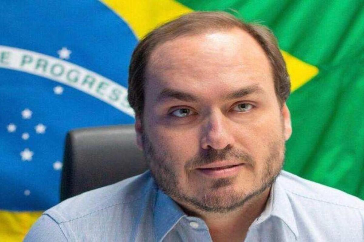 Carlos Bolsonaro é alvo de operação da PF