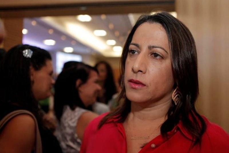 Deputada Claudia Oliveira, quebra protocolos Legais para fazer politica