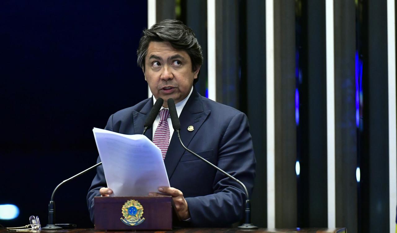 Senador come de abadejo a sushi na praia em recesso e pega reembolso