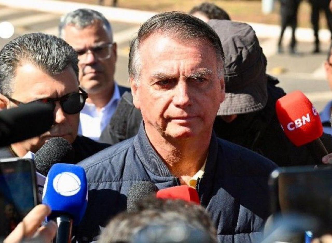 Moraes dá 24h para defesa de Bolsonaro explicar descumprimento de cautelar, sob pena de prisão imediata