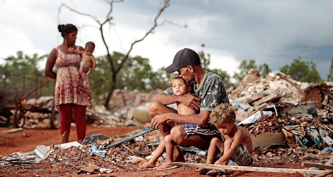 O Baile da Hipocrisia: Entre o Trio Elétrico e a Falta de Esgoto na Bahia