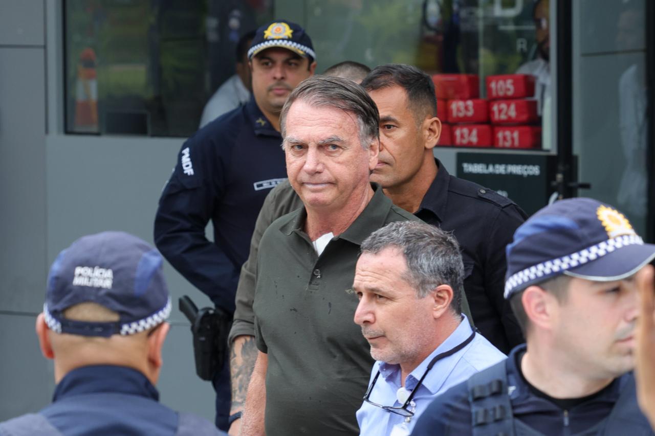 Jair Bolsonaro deixa prisão domiciliar para ir a hospital em Brasília