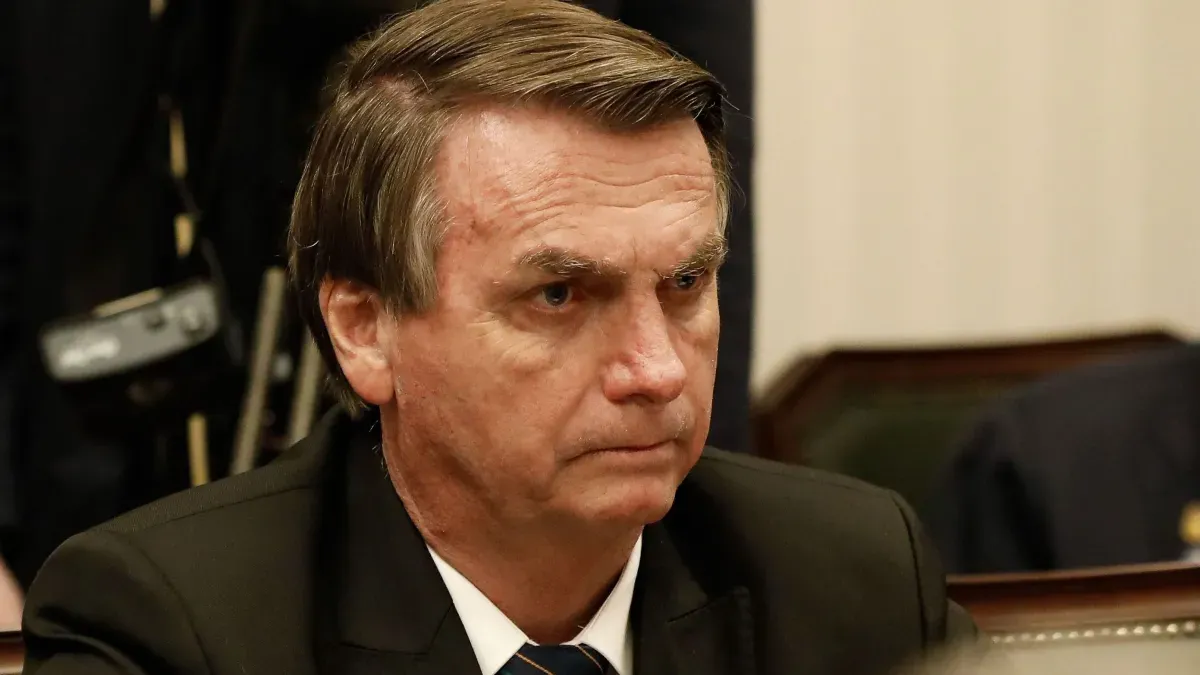 Bolsonaro está em UTI com broncopneumonia bacteriana, diz boletim
