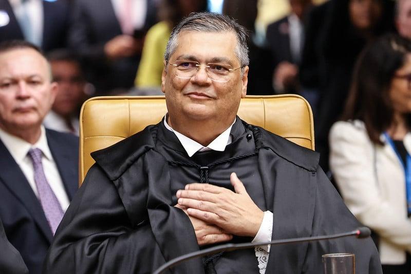 O Camaleão de Toga: A Inquieta Trajetória de Flávio Dino entre os Poderes