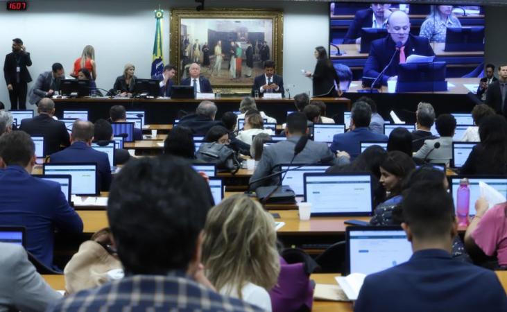 CCJ aprova PEC sobre o fim da escala 6×1