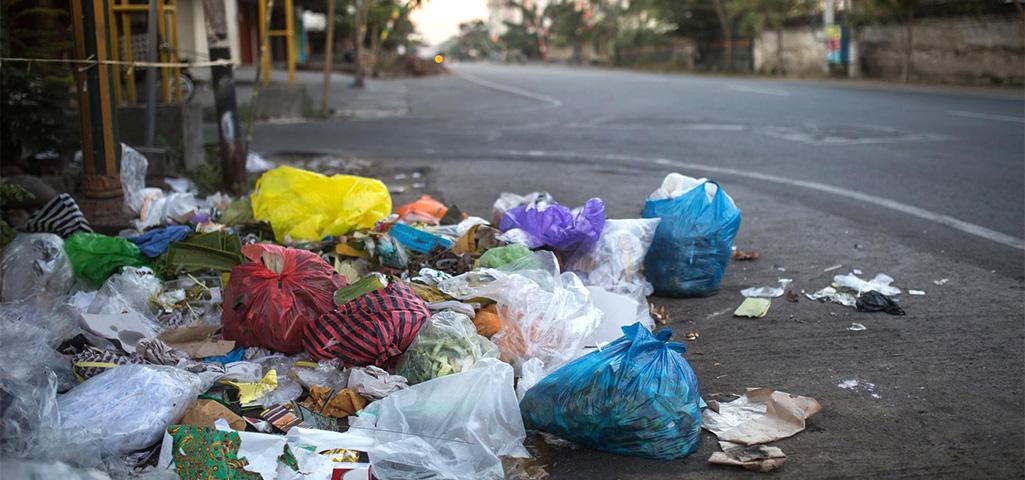 Enquanto prefeituras injetam fortunas em festas, população padece sem saneamento, saúde e infraestrutura