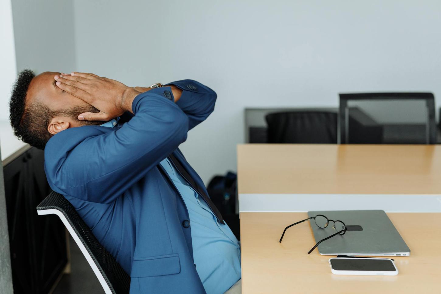 Novas regras sobre saúde mental no trabalho entram em vigor e exigem mudança cultural nas empresas