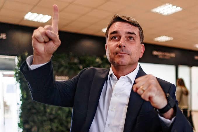 Flávio Bolsonaro assume a herança da direita e busca o Planalto como sucessor de Jair