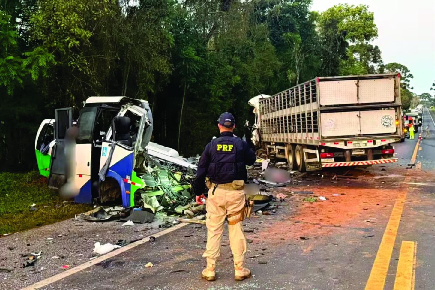 Acidente entre ônibus e caminhão mata 23 pessoas em estrada no Paraná