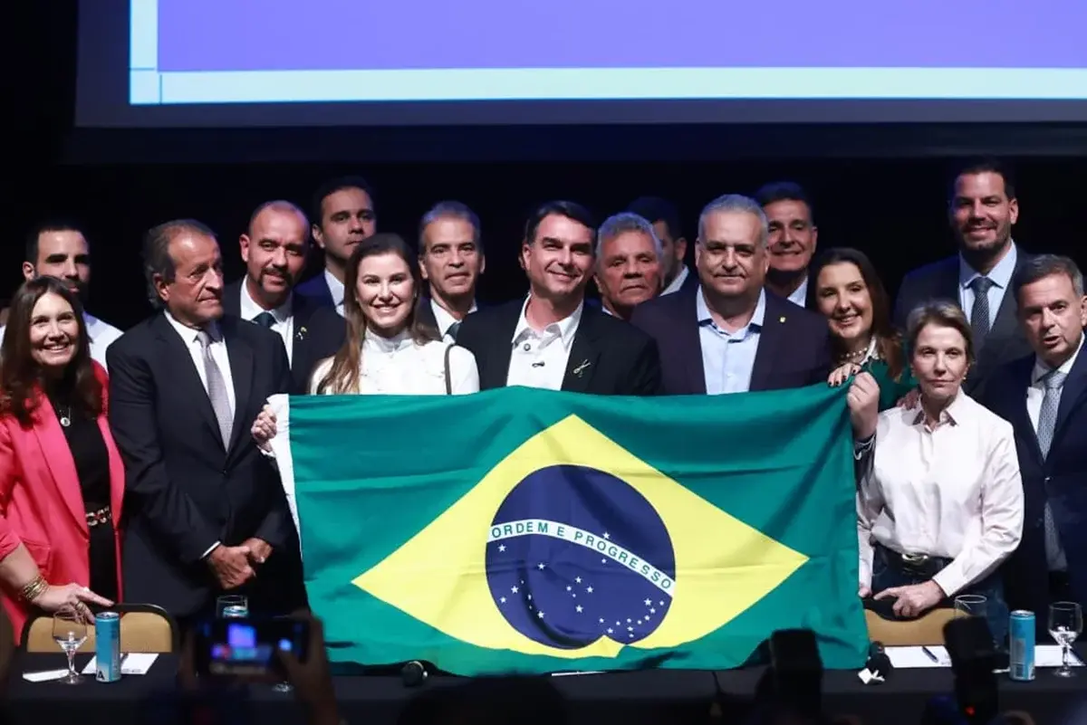Flávio Bolsonaro define Alfredo Gaspar para vice em chapa 