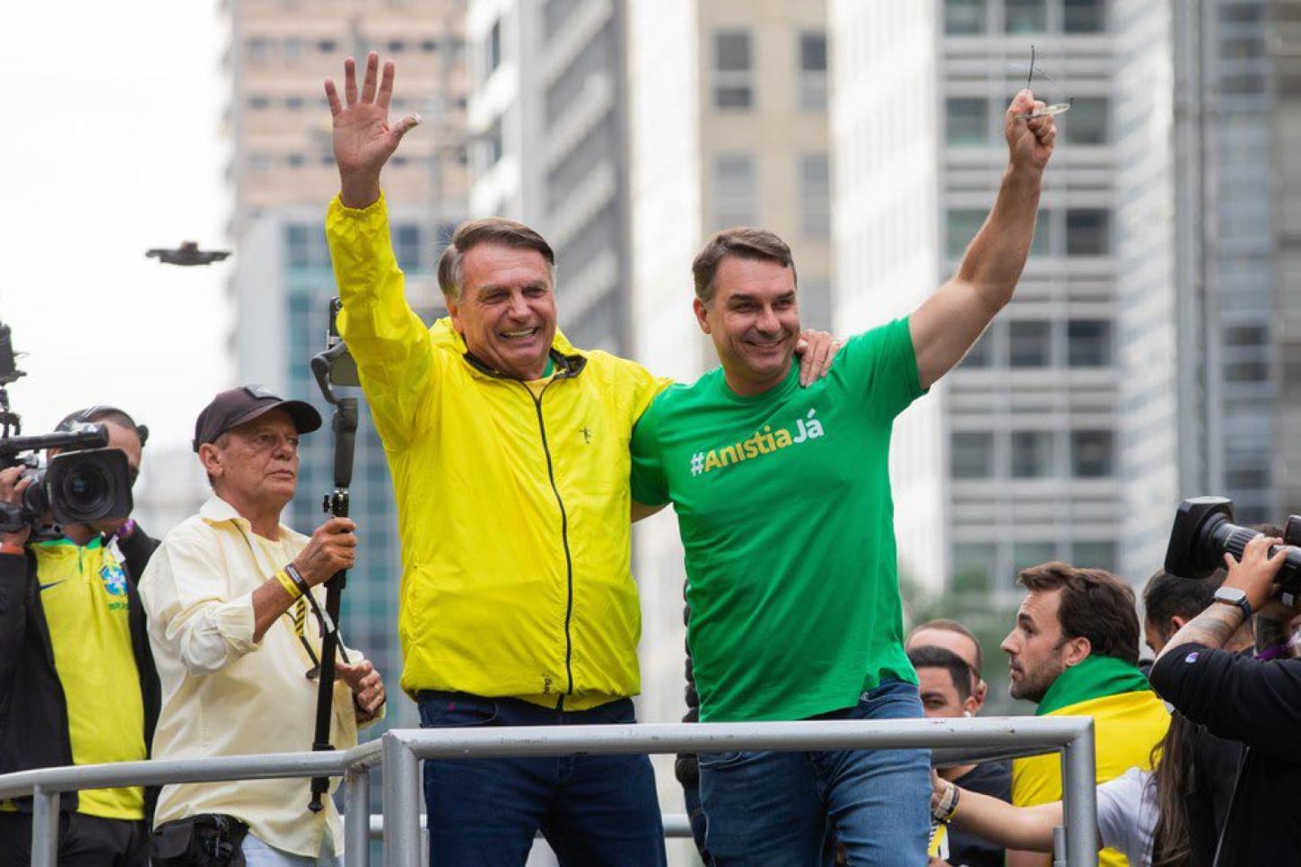 PoderData/Aya: Flávio Bolsonaro tem 49% contra 44% de Lula no 2º turno 