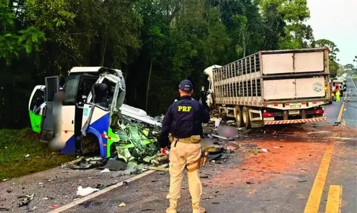 Acidente entre ônibus e caminhão mata 23 pessoas em estrada no Paraná