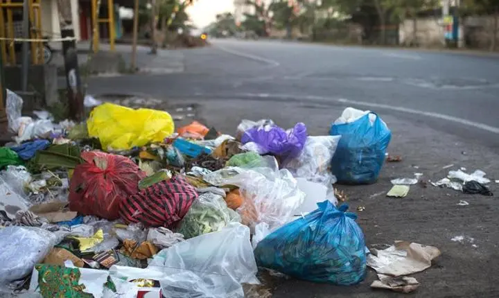 Enquanto prefeituras injetam fortunas em festas, população padece sem saneamento, saúde e infraestrutura