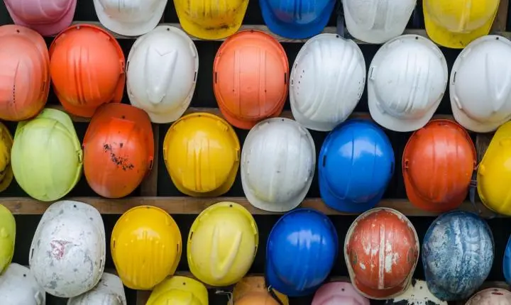 Entre o recorde de assistencialismo e o apagão de mão de obra que trava o comércio e a indústria