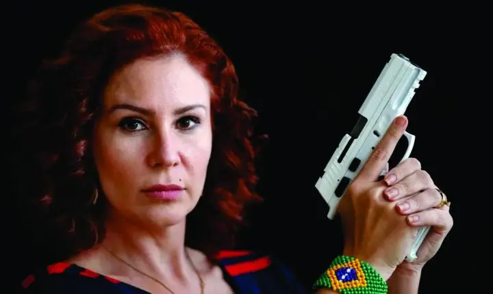 Justiça italiana anula extradição de Carla Zambelli por porte de arma 